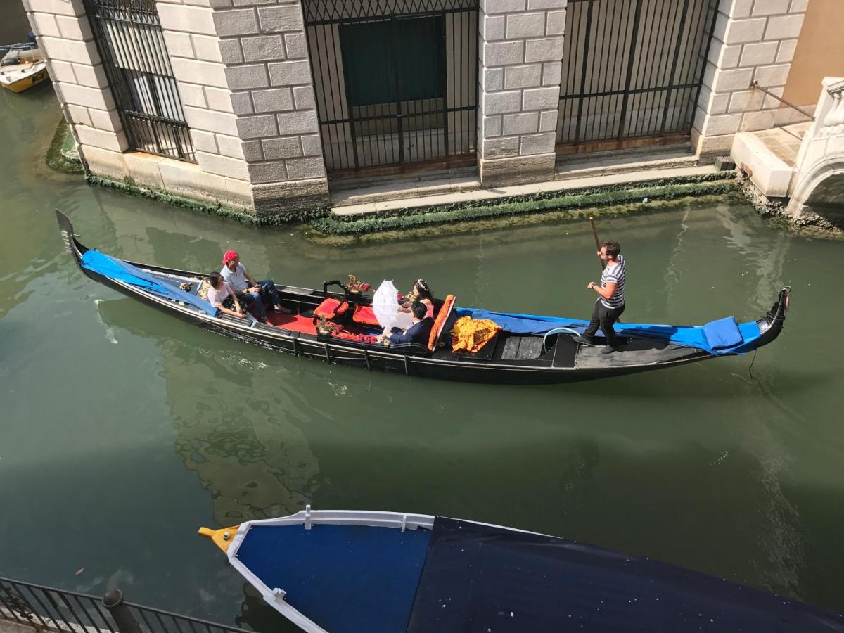 B&B Al Teatro With Canal View 베니스 외부 사진